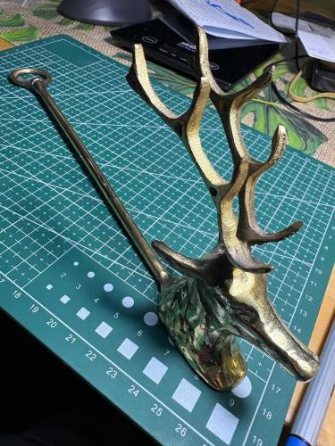 El Yapımı Pirinç Geyik Figürlü Mum Söndürücü – 27 cm Dekoratif Candle Snuffer
