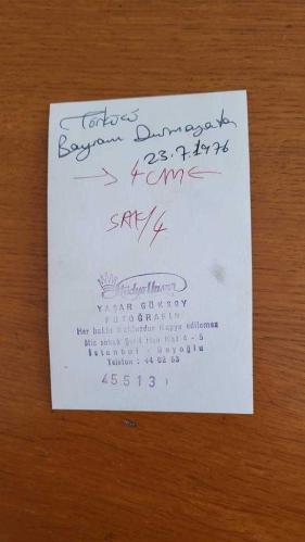 TÜRKÜCÜ-MÜZİSYEN BAYRAM DURMAZTUNA'NIN ORİJİNAL FOTOĞRAFI - 14 x 9 cm EBADINDA - BAYRAM DURMAZTUNA, STÜDYODA UT İLE POZ VERİRKEN ÇEKİLMİŞ BİR KARE. 23 TEMMUZ 1976. STÜDYO YAŞAR GÖKSOY