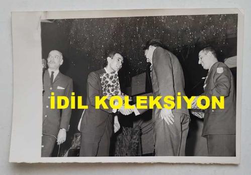 PİYANİST ŞEVKET UĞURLUER'İN ORİJİNAL FOTOĞRAFI - 18 x 12 cm EBADINDA - ŞEVKET UĞURLUER, İSTİHKAM OKULU MORAL GÜNÜ ETKİNLİĞİNDE SAHNEDE ÖDÜL ALIRKEN ÇEKİLMİŞ BİR KARE
