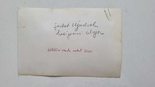 PİYANİST ŞEVKET UĞURLUER'İN ORİJİNAL FOTOĞRAFI - 18 x 12 cm EBADINDA - ŞEVKET UĞURLUER, İSTİHKAM OKULU MORAL GÜNÜ ETKİNLİĞİNDE SAHNEDE ÖDÜL ALIRKEN ÇEKİLMİŞ BİR KARE