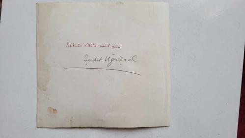 PİYANİST ŞEVKET UĞURLUER'İN ORİJİNAL FOTOĞRAFI - 19 x 18 cm EBADINDA - ŞEVKET UĞURLUER, İSTİHKAM OKULU MORAL GÜNÜ ETKİNLİĞİNDE SAHNE ALIRKEN ÇEKİLMİŞ BİR KARE