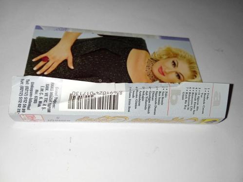 Kaset Muazzez Ersoy Nostalji 5 albümü. Orijinal sorunsuz çalışıyor