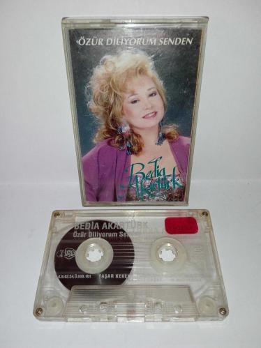 Kaset Bedia Akartürk özür diliyorum senden. Orijinal. 1992 Dönem Baskı kırmızı bandrollü albüm. Sorunsuz çalışıyor. Koleksiyonluk