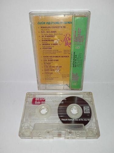 Kaset Bedia Akartürk özür diliyorum senden. Orijinal. 1992 Dönem Baskı kırmızı bandrollü albüm. Sorunsuz çalışıyor. Koleksiyonluk