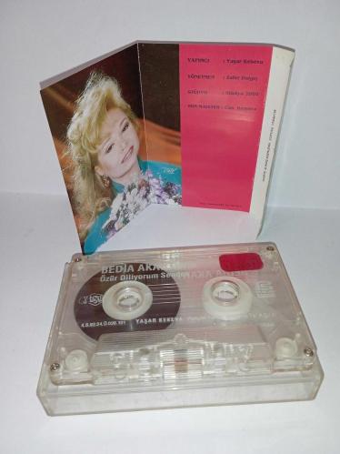 Kaset Bedia Akartürk özür diliyorum senden. Orijinal. 1992 Dönem Baskı kırmızı bandrollü albüm. Sorunsuz çalışıyor. Koleksiyonluk