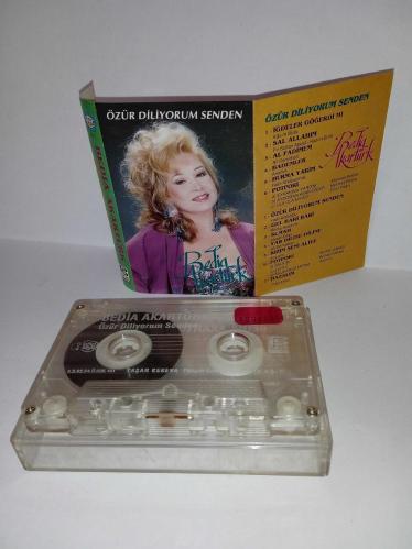 Kaset Bedia Akartürk özür diliyorum senden. Orijinal. 1992 Dönem Baskı kırmızı bandrollü albüm. Sorunsuz çalışıyor. Koleksiyonluk