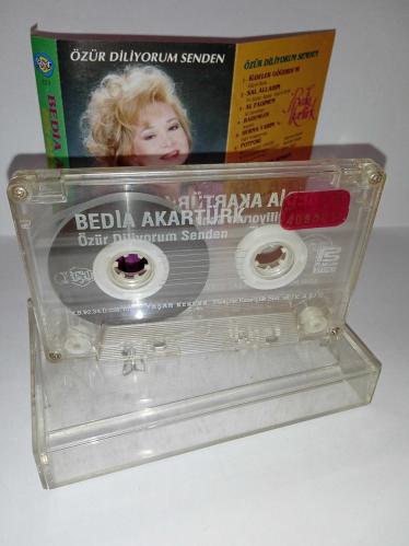 Kaset Bedia Akartürk özür diliyorum senden. Orijinal. 1992 Dönem Baskı kırmızı bandrollü albüm. Sorunsuz çalışıyor. Koleksiyonluk