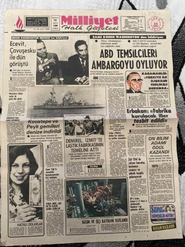 MİLLİYET GAZETESİ - DOĞUM GÜNÜ HEDİYESİ (TURKISH NEWSPAPPER) - 24 TEMMUZ 1975 - SADECE İKİ SAYFADIR -Bülent Ecevit-Nicolae Çavuşesku-Sami Kohen-Süleyman Demirel-Rahmi M. Koç-Burhan Felek-Mümtaz Soysal-Erbakan-Necmettin Erbakan-Hulusi Behçet-Catherine Gaskin-Ecevit Çavuşesku ile dün görüştü-ABD temsilcileri ambargoyu oyluyor-Kocatepe ve Peyk gemileri denize indirildi-Demirel İzmit’te lastik fabrikasının temelini attı-Erbakan Fabrika kurulacak iller tesbit edildi-On bilim adamı ödül kazandı-Hatalı dolarlar-Basın ve işçi bayramı kutlandı-Geleceğin yeni dünyasına bakışlar-Elin eline diline-Acı-Mülteciler ve sığınma hakkı-Birinci bilim dünyası-Hangi enerjiler-Yeni bir bilinçle-Denge bozuldu-Arçelikte çalışmak ister misiniz-Sanayicilerimize peşin veya kredili hurda demir temini-Karamanlis Türkiye ile ilişkiler tehlikeli duruma girdi-Memurlar irtikap suçları da genel afla uğradı-Kurtuluş Tazı pano kaldırıldı-Tamer Yiğit’in otomobilini kurşunlayanlardan ikisi tutuklandı-Vural Önsel adlı tip’ta