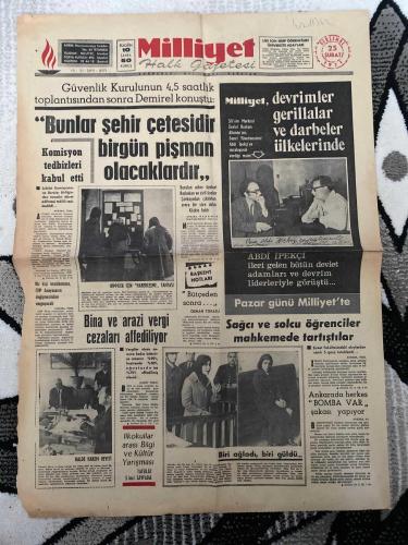 MİLLİYET GAZETESİ - DOĞUM GÜNÜ HEDİYESİ (TURKISH NEWSPAPPER) - 25 ŞUBAT 1971 - SADECE İKİ SAYFADIR -Süleyman Demirel-Abdi İpekçi-Orhan Tokatlı-Cahit Uzen-Burhan Felek-Dr. Kudret Bosuter-Metin Toker-Fakir Baykurt-Bunlar şehir çetesidir birgün pişman olacaklardır-Milliyet devrimler gerillalar ve darbeler ülkelerinde-Bina ve arazi vergi cezaları affediliyor-Sağcı ve solcu öğrenciler mahkemede tartıştılar-Ankara’da herkes bomba var şakası yapıyor-Halde hakem heyeti-Biri ağladı biri güldü-Komisyon tedbirleri kabul etti-Hippler için habeasme tatbikası-Bir kişi imzalamazsa CHP Anayasının değişmesinden vazgeçecek-İlkokullar arası bilgi ve kültür yarışması-Hacivat ve ben-Partilere hazine yardımı-Sokakların kaldırımları aşınmadı ama-71’in Türkiyesinden çizgiler-T.R.T. Roman ödülü Tırpan-Yankı-Öğretmeniniz daima yanınızdadır FONO-Öğrenebilirsiniz İngilizce Fransızca Almanca Muhasebe Steno ve Daktilo-Boom-Pazartesi günü Milliyet’te-Başkentin notları-Bütçeden sonra-Tırpan-FONO-Yankı okuyunuz