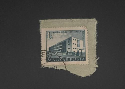 Macaristan Pulu - Magyar Stamp - Mektup Zarfından Kesilmiş /Postadan Geçmiş Pul Filateli - damgalı - Budapeşte'deki Gyorgy Kilian Sokak Okulu'nu tasvir eden  pul , 1 PARA - YABANCI PULLAR -NOSTALJİK DOĞUM GÜNÜ HEDİYESİ