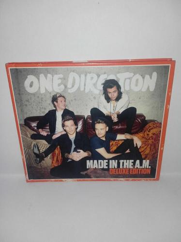 Cd 1D One Direction Made in The A.M. Deluxe Edition albümü. Orijinal 2015 Avrupa baskı. Dinlemeyi etkilemeyen yoğun çizikler var. Baştan sona sorunsuz çalışıyor.