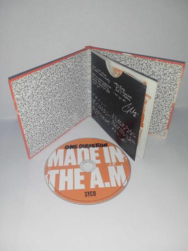 Cd 1D One Direction Made in The A.M. Deluxe Edition albümü. Orijinal 2015 Avrupa baskı. Cd de yoğun çizikler var. Baştan sona dinlendi. 15. şarkı çalışmıyor. Diğer şarkılar sorunsuz çalışıyor