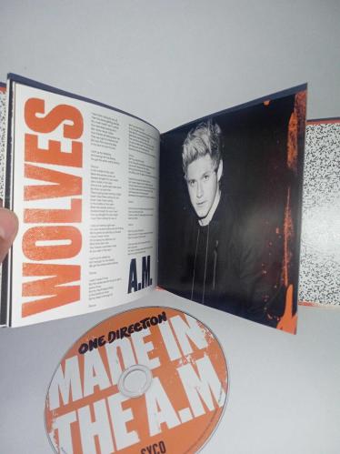 Cd 1D One Direction Made in The A.M. Deluxe Edition albümü. Orijinal 2015 Avrupa baskı. Cd de yoğun çizikler var. Baştan sona dinlendi. 15. şarkı çalışmıyor. Diğer şarkılar sorunsuz çalışıyor