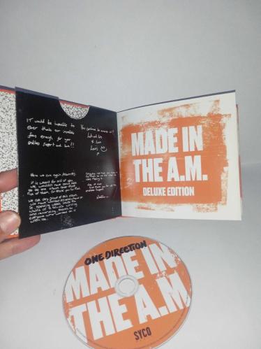 Cd 1D One Direction Made in The A.M. Deluxe Edition albümü. Orijinal 2015 Avrupa baskı. Cd de yoğun çizikler var. Baştan sona dinlendi. 15. şarkı çalışmıyor. Diğer şarkılar sorunsuz çalışıyor