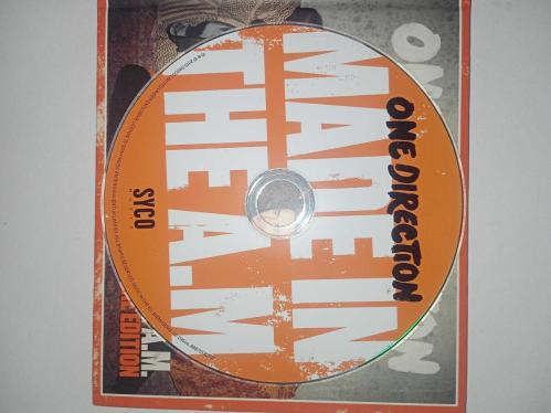 Cd 1D One Direction Made in The A.M. Deluxe Edition albümü. Orijinal 2015 Avrupa baskı. Cd de yoğun çizikler var. Baştan sona dinlendi. 15. şarkı çalışmıyor. Diğer şarkılar sorunsuz çalışıyor