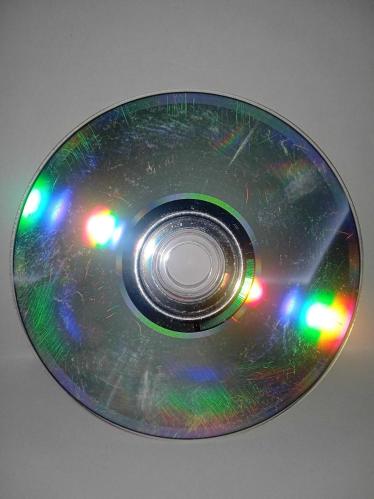 Cd 1D One Direction Made in The A.M. Deluxe Edition albümü. Orijinal 2015 Avrupa baskı. Cd de yoğun çizikler var. Baştan sona dinlendi. 15. şarkı çalışmıyor. Diğer şarkılar sorunsuz çalışıyor