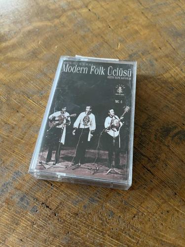 MODERN FOLK ÜÇLÜSÜ - BİZİM TEPE KONSERİ 1 - KASET