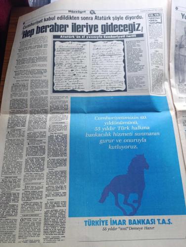 Hürriyet Cumhuriyet 60. Yıl Gazetesi - Turkish Newspaper - 29 Ekim 1983 - Cumhuriyetin doğduğu gün - 29 Ekim 1923 saat 20:45'te Atatürk kürsüden şöyle sesleniyordu Türkiye Cumhuriyeti Muzaffer olacaktır o günü anlatan çizim - cumhuriyetin ilanını basın böyle duyurdu - Vatan İleri Ve Tevhid-i Efkar gazetelerinin cumhuriyetin ilan edildiği gün çıkan baskıları fotoğraflar - Atatürk'ün el yazısı ile Cumhuriyet tarifi Fotoğrafı - cumhuriyetin güvencesi ordumuz yazan Turhan Olcaytu - Batı ağırlıklı dış politikada 5 dönem - Türkiye Cumhuriyeti'ni ilk tanıyan ülkeler - lozan'daki Türk heyeti fotoğraf - Türk basınında lider gazete Hürriyet - Alman basını olayı şöyle duyurdu Türkler geliyor - en büyük 100 firma - Karasabandan modern tarıma - çok işler başardık Boğaz köprüsü Yeşilköy havalimanı Keban barajı Afşin Elbistan termik santrali İskenderun Demir Çelik fabrikası ipraş rafinerisi fotoğraflar - 60 yılda İstanbul 4 İzmir 5 Bursa 7 Adana 8 Ankara ise 25 misli büyüdü - 29 Ekim 1923