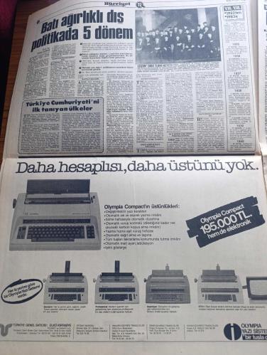 Hürriyet Cumhuriyet 60. Yıl Gazetesi - Turkish Newspaper - 29 Ekim 1983 - Cumhuriyetin doğduğu gün - 29 Ekim 1923 saat 20:45'te Atatürk kürsüden şöyle sesleniyordu Türkiye Cumhuriyeti Muzaffer olacaktır o günü anlatan çizim - cumhuriyetin ilanını basın böyle duyurdu - Vatan İleri Ve Tevhid-i Efkar gazetelerinin cumhuriyetin ilan edildiği gün çıkan baskıları fotoğraflar - Atatürk'ün el yazısı ile Cumhuriyet tarifi Fotoğrafı - cumhuriyetin güvencesi ordumuz yazan Turhan Olcaytu - Batı ağırlıklı dış politikada 5 dönem - Türkiye Cumhuriyeti'ni ilk tanıyan ülkeler - lozan'daki Türk heyeti fotoğraf - Türk basınında lider gazete Hürriyet - Alman basını olayı şöyle duyurdu Türkler geliyor - en büyük 100 firma - Karasabandan modern tarıma - çok işler başardık Boğaz köprüsü Yeşilköy havalimanı Keban barajı Afşin Elbistan termik santrali İskenderun Demir Çelik fabrikası ipraş rafinerisi fotoğraflar - 60 yılda İstanbul 4 İzmir 5 Bursa 7 Adana 8 Ankara ise 25 misli büyüdü - 29 Ekim 1923
