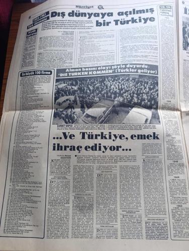 Hürriyet Cumhuriyet 60. Yıl Gazetesi - Turkish Newspaper - 29 Ekim 1983 - Cumhuriyetin doğduğu gün - 29 Ekim 1923 saat 20:45'te Atatürk kürsüden şöyle sesleniyordu Türkiye Cumhuriyeti Muzaffer olacaktır o günü anlatan çizim - cumhuriyetin ilanını basın böyle duyurdu - Vatan İleri Ve Tevhid-i Efkar gazetelerinin cumhuriyetin ilan edildiği gün çıkan baskıları fotoğraflar - Atatürk'ün el yazısı ile Cumhuriyet tarifi Fotoğrafı - cumhuriyetin güvencesi ordumuz yazan Turhan Olcaytu - Batı ağırlıklı dış politikada 5 dönem - Türkiye Cumhuriyeti'ni ilk tanıyan ülkeler - lozan'daki Türk heyeti fotoğraf - Türk basınında lider gazete Hürriyet - Alman basını olayı şöyle duyurdu Türkler geliyor - en büyük 100 firma - Karasabandan modern tarıma - çok işler başardık Boğaz köprüsü Yeşilköy havalimanı Keban barajı Afşin Elbistan termik santrali İskenderun Demir Çelik fabrikası ipraş rafinerisi fotoğraflar - 60 yılda İstanbul 4 İzmir 5 Bursa 7 Adana 8 Ankara ise 25 misli büyüdü - 29 Ekim 1923