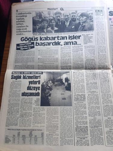 Hürriyet Cumhuriyet 60. Yıl Gazetesi - Turkish Newspaper - 29 Ekim 1983 - Cumhuriyetin doğduğu gün - 29 Ekim 1923 saat 20:45'te Atatürk kürsüden şöyle sesleniyordu Türkiye Cumhuriyeti Muzaffer olacaktır o günü anlatan çizim - cumhuriyetin ilanını basın böyle duyurdu - Vatan İleri Ve Tevhid-i Efkar gazetelerinin cumhuriyetin ilan edildiği gün çıkan baskıları fotoğraflar - Atatürk'ün el yazısı ile Cumhuriyet tarifi Fotoğrafı - cumhuriyetin güvencesi ordumuz yazan Turhan Olcaytu - Batı ağırlıklı dış politikada 5 dönem - Türkiye Cumhuriyeti'ni ilk tanıyan ülkeler - lozan'daki Türk heyeti fotoğraf - Türk basınında lider gazete Hürriyet - Alman basını olayı şöyle duyurdu Türkler geliyor - en büyük 100 firma - Karasabandan modern tarıma - çok işler başardık Boğaz köprüsü Yeşilköy havalimanı Keban barajı Afşin Elbistan termik santrali İskenderun Demir Çelik fabrikası ipraş rafinerisi fotoğraflar - 60 yılda İstanbul 4 İzmir 5 Bursa 7 Adana 8 Ankara ise 25 misli büyüdü - 29 Ekim 1923
