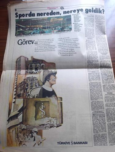 Hürriyet Cumhuriyet 60. Yıl Gazetesi - Turkish Newspaper - 29 Ekim 1983 - Cumhuriyetin doğduğu gün - 29 Ekim 1923 saat 20:45'te Atatürk kürsüden şöyle sesleniyordu Türkiye Cumhuriyeti Muzaffer olacaktır o günü anlatan çizim - cumhuriyetin ilanını basın böyle duyurdu - Vatan İleri Ve Tevhid-i Efkar gazetelerinin cumhuriyetin ilan edildiği gün çıkan baskıları fotoğraflar - Atatürk'ün el yazısı ile Cumhuriyet tarifi Fotoğrafı - cumhuriyetin güvencesi ordumuz yazan Turhan Olcaytu - Batı ağırlıklı dış politikada 5 dönem - Türkiye Cumhuriyeti'ni ilk tanıyan ülkeler - lozan'daki Türk heyeti fotoğraf - Türk basınında lider gazete Hürriyet - Alman basını olayı şöyle duyurdu Türkler geliyor - en büyük 100 firma - Karasabandan modern tarıma - çok işler başardık Boğaz köprüsü Yeşilköy havalimanı Keban barajı Afşin Elbistan termik santrali İskenderun Demir Çelik fabrikası ipraş rafinerisi fotoğraflar - 60 yılda İstanbul 4 İzmir 5 Bursa 7 Adana 8 Ankara ise 25 misli büyüdü - 29 Ekim 1923