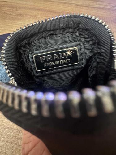Prada Milano Re-Nylon Çiftli Kol/Bilek Çantası Siyah Prada İkonik Re-Nylon ve deri detaylı çift bölmeli aksesuar  2 Adet çanta. Çok temiz kullanılmış, metal aksamları ve fermuarları kusursuz çalışıyor.