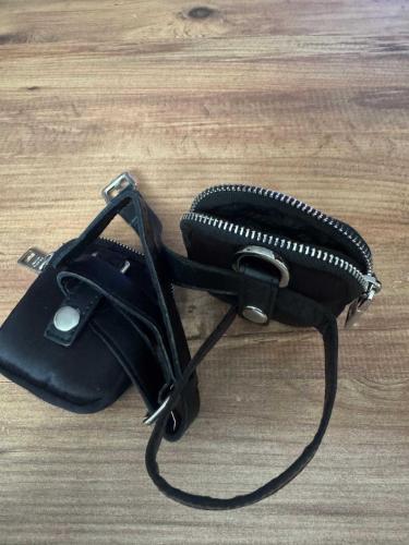 Prada Milano Re-Nylon Çiftli Kol/Bilek Çantası Siyah Prada İkonik Re-Nylon ve deri detaylı çift bölmeli aksesuar  2 Adet çanta. Çok temiz kullanılmış, metal aksamları ve fermuarları kusursuz çalışıyor.