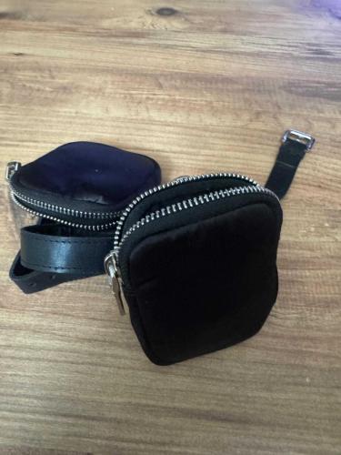 Prada Milano Re-Nylon Çiftli Kol/Bilek Çantası Siyah Prada İkonik Re-Nylon ve deri detaylı çift bölmeli aksesuar  2 Adet çanta. Çok temiz kullanılmış, metal aksamları ve fermuarları kusursuz çalışıyor.
