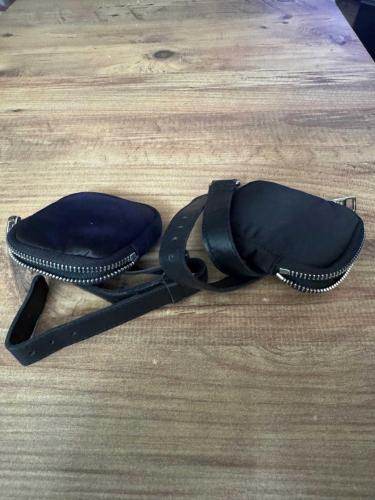 Prada Milano Re-Nylon Çiftli Kol/Bilek Çantası Siyah Prada İkonik Re-Nylon ve deri detaylı çift bölmeli aksesuar  2 Adet çanta. Çok temiz kullanılmış, metal aksamları ve fermuarları kusursuz çalışıyor.