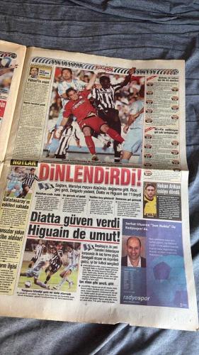 FOTOGOL ONİKİNCİ ADAM SPOR GAZETESİ TURKISH NEWSPAPER - DOĞUM GÜNÜ HEDİYESİ  - TAM TAKIM EKSİKSİZ GAZETE - 16  EYLÜL 2007 -  ADRIANO FENER'E ELÇİSİNİ GÖNDERDİ  - OTELDE BÜYÜK RANDEVU  - POLAT YİNE ORTALIĞI KARIŞTIRDI  - NOUMA'DAN SERT CEVAP  - ADRIANO ATAK YAPTI  - EN KRİTİK KONTROL  - Mclaren'e BÜYÜK DARBE  - ŞİMDİ BİRLİK ZAMANI  - ANKARA'NIN VETOSU  - ÜMİT KARAN'DAN ŞOK BAŞVURU  - ZICO İSTİFA  - YEDİN KOCA KARTAL'I  - DEVLER'E DİK - FAİK ÇETİNER  - SAVAŞ ERTÜRK  - MEHMET TARTALE  - CANER KORUYUCU  - DİNÇER ARSLAN  - SERDAR EROĞLU  - PASCAL NOUMA  - ADRIANO  - GILMAR RINALDI  - AYDIN PİŞİREN  - SİNAN ENGİN  - ADNAN POLAT  - TUNCAY ŞANLI  - HALDUN ÜSTÜNEL  - AZİZ YILDIRIM  - ROBERTO CARLOS  - LINCOLN  - KORAY BULUT  - ALEX DE SOUZA  - KEZMAN  - DEIVID  - GÖKHAN GÖÇKAYA  - BÜŞAH GENÇER  - EMRE BELÖZOĞLU  - ZOLTAN GERA  - APPIAH  - ZICO  - ARDA  - SABRİ  - HİLMİ ŞAHİN  - BÜLENT YILDIRIM  - REYHAN TÜZE  - GÖKHAN ÜNAL  - GİRAY BULAK  - RAFAEL  - CANAN BATAN  - TOLUNAY KAFKAS  -