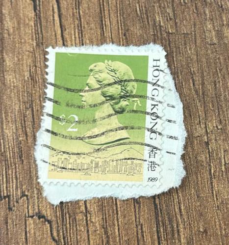 Hong Kong Pulu -Hong Kong Stamp - Mektup Zarfından Kesilmiş  / Postadan Geçmiş Pul Filateli - Damgalı - II. ELIZABETH TEMALI PUL, 2 PARA - YABANCI PULLAR -NOSTALJİK DOĞUM GÜNÜ HEDİYESİ