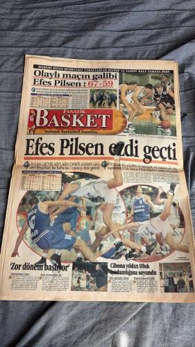 FANATİK BASKET HAFTALIK BASKETBOL GAZETESİ TURKISH NEWSPAPER - DOĞUM GÜNÜ HEDİYESİ  - TAM TAKIM EKSİKSİZ GAZETE -27 EKİM- 2 KASIM  1998 SAYI :100 - YÜZÜNCÜ SAYI - SOZ SİZİN - EN İYİ BEŞ - EMLAK'IN AYAK SESLERİ VE HEDEF BİRİNCİ LİG - GALATASARAY EVİNDE MAĞLUP - GELECEK HAFTANIN MAÇ PROGRAMI - SONU İYİ BİTSİN - AVRUPA LİGİ'NDE İLK YARI KARŞILAŞMALARI TAMAMLANIRKEN ÜÇ TAKIMIMIZ DA ÇİZDİĞİ BAŞARILI GRAFİKLE TÜM BASKETBOL OTORİTELERİNE PARMAK ISIRTTI - YUNAN KRALI PANATHINAIKOS - OYUNCU SENDİKASI ÖFKE KUSTU - AVRUPALI SARI KANARYA LİGDE GALİP GELEMİYOR - İBO ATTI FENER COŞTU - OLAYLI MAÇIN GALİBİ EFES PİLSEN - EFES PİLSEN AVRUPA LİGİ'NDE ADIM ADIM HEDEFE YÜRÜYEN LACİVERT-BEYAZLILAR BU HAFTA DA CIBONA'YI DİZE GETİRDİ - DINE RADJA - MURAT - ÇETİN - SEMİH YÖN - HİDAYET - MUHARREM BAŞAK - AKIN ÇOBAN - BURAK SÜMER - ALAATTİN ÜNALMIŞ - FEHMİ AYDIN - ZAFER KALAYCIOĞLU - MRSIS - KOUL - ALPER - REŞAT GÜNEY - AHMET FOLGER - AYHAN ŞAHENK - İBRAHİM - FERHAN BARAS - ALİ ÖZSOY - ARVYDAS SABONIS -