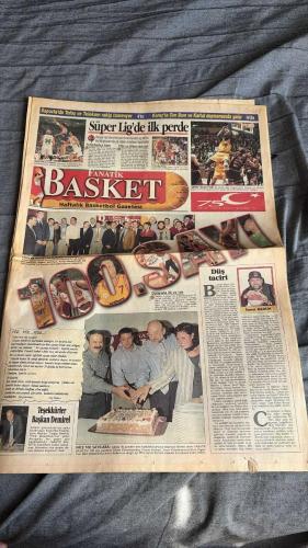 FANATİK BASKET HAFTALIK BASKETBOL GAZETESİ TURKISH NEWSPAPER - DOĞUM GÜNÜ HEDİYESİ  - TAM TAKIM EKSİKSİZ GAZETE -27 EKİM- 2 KASIM  1998 SAYI :100 - YÜZÜNCÜ SAYI - SOZ SİZİN - EN İYİ BEŞ - EMLAK'IN AYAK SESLERİ VE HEDEF BİRİNCİ LİG - GALATASARAY EVİNDE MAĞLUP - GELECEK HAFTANIN MAÇ PROGRAMI - SONU İYİ BİTSİN - AVRUPA LİGİ'NDE İLK YARI KARŞILAŞMALARI TAMAMLANIRKEN ÜÇ TAKIMIMIZ DA ÇİZDİĞİ BAŞARILI GRAFİKLE TÜM BASKETBOL OTORİTELERİNE PARMAK ISIRTTI - YUNAN KRALI PANATHINAIKOS - OYUNCU SENDİKASI ÖFKE KUSTU - AVRUPALI SARI KANARYA LİGDE GALİP GELEMİYOR - İBO ATTI FENER COŞTU - OLAYLI MAÇIN GALİBİ EFES PİLSEN - EFES PİLSEN AVRUPA LİGİ'NDE ADIM ADIM HEDEFE YÜRÜYEN LACİVERT-BEYAZLILAR BU HAFTA DA CIBONA'YI DİZE GETİRDİ - DINE RADJA - MURAT - ÇETİN - SEMİH YÖN - HİDAYET - MUHARREM BAŞAK - AKIN ÇOBAN - BURAK SÜMER - ALAATTİN ÜNALMIŞ - FEHMİ AYDIN - ZAFER KALAYCIOĞLU - MRSIS - KOUL - ALPER - REŞAT GÜNEY - AHMET FOLGER - AYHAN ŞAHENK - İBRAHİM - FERHAN BARAS - ALİ ÖZSOY - ARVYDAS SABONIS -