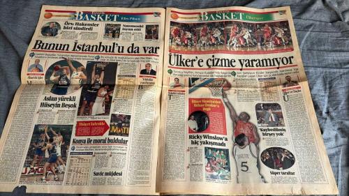 FANATİK BASKET HAFTALIK BASKETBOL GAZETESİ TURKISH NEWSPAPER - DOĞUM GÜNÜ HEDİYESİ  - TAM TAKIM EKSİKSİZ GAZETE -27 EKİM- 2 KASIM  1998 SAYI :100 - YÜZÜNCÜ SAYI - SOZ SİZİN - EN İYİ BEŞ - EMLAK'IN AYAK SESLERİ VE HEDEF BİRİNCİ LİG - GALATASARAY EVİNDE MAĞLUP - GELECEK HAFTANIN MAÇ PROGRAMI - SONU İYİ BİTSİN - AVRUPA LİGİ'NDE İLK YARI KARŞILAŞMALARI TAMAMLANIRKEN ÜÇ TAKIMIMIZ DA ÇİZDİĞİ BAŞARILI GRAFİKLE TÜM BASKETBOL OTORİTELERİNE PARMAK ISIRTTI - YUNAN KRALI PANATHINAIKOS - OYUNCU SENDİKASI ÖFKE KUSTU - AVRUPALI SARI KANARYA LİGDE GALİP GELEMİYOR - İBO ATTI FENER COŞTU - OLAYLI MAÇIN GALİBİ EFES PİLSEN - EFES PİLSEN AVRUPA LİGİ'NDE ADIM ADIM HEDEFE YÜRÜYEN LACİVERT-BEYAZLILAR BU HAFTA DA CIBONA'YI DİZE GETİRDİ - DINE RADJA - MURAT - ÇETİN - SEMİH YÖN - HİDAYET - MUHARREM BAŞAK - AKIN ÇOBAN - BURAK SÜMER - ALAATTİN ÜNALMIŞ - FEHMİ AYDIN - ZAFER KALAYCIOĞLU - MRSIS - KOUL - ALPER - REŞAT GÜNEY - AHMET FOLGER - AYHAN ŞAHENK - İBRAHİM - FERHAN BARAS - ALİ ÖZSOY - ARVYDAS SABONIS -