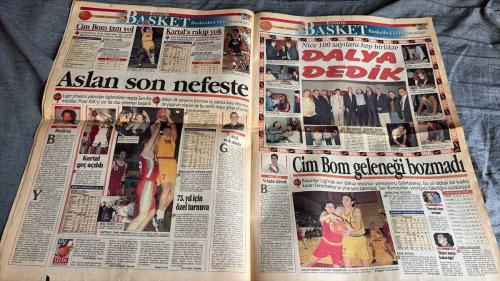 FANATİK BASKET HAFTALIK BASKETBOL GAZETESİ TURKISH NEWSPAPER - DOĞUM GÜNÜ HEDİYESİ  - TAM TAKIM EKSİKSİZ GAZETE -27 EKİM- 2 KASIM  1998 SAYI :100 - YÜZÜNCÜ SAYI - SOZ SİZİN - EN İYİ BEŞ - EMLAK'IN AYAK SESLERİ VE HEDEF BİRİNCİ LİG - GALATASARAY EVİNDE MAĞLUP - GELECEK HAFTANIN MAÇ PROGRAMI - SONU İYİ BİTSİN - AVRUPA LİGİ'NDE İLK YARI KARŞILAŞMALARI TAMAMLANIRKEN ÜÇ TAKIMIMIZ DA ÇİZDİĞİ BAŞARILI GRAFİKLE TÜM BASKETBOL OTORİTELERİNE PARMAK ISIRTTI - YUNAN KRALI PANATHINAIKOS - OYUNCU SENDİKASI ÖFKE KUSTU - AVRUPALI SARI KANARYA LİGDE GALİP GELEMİYOR - İBO ATTI FENER COŞTU - OLAYLI MAÇIN GALİBİ EFES PİLSEN - EFES PİLSEN AVRUPA LİGİ'NDE ADIM ADIM HEDEFE YÜRÜYEN LACİVERT-BEYAZLILAR BU HAFTA DA CIBONA'YI DİZE GETİRDİ - DINE RADJA - MURAT - ÇETİN - SEMİH YÖN - HİDAYET - MUHARREM BAŞAK - AKIN ÇOBAN - BURAK SÜMER - ALAATTİN ÜNALMIŞ - FEHMİ AYDIN - ZAFER KALAYCIOĞLU - MRSIS - KOUL - ALPER - REŞAT GÜNEY - AHMET FOLGER - AYHAN ŞAHENK - İBRAHİM - FERHAN BARAS - ALİ ÖZSOY - ARVYDAS SABONIS -
