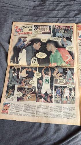 FANATİK BASKET HAFTALIK BASKETBOL GAZETESİ TURKISH NEWSPAPER - DOĞUM GÜNÜ HEDİYESİ  - TAM TAKIM EKSİKSİZ GAZETE -27 EKİM- 2 KASIM  1998 SAYI :100 - YÜZÜNCÜ SAYI - SOZ SİZİN - EN İYİ BEŞ - EMLAK'IN AYAK SESLERİ VE HEDEF BİRİNCİ LİG - GALATASARAY EVİNDE MAĞLUP - GELECEK HAFTANIN MAÇ PROGRAMI - SONU İYİ BİTSİN - AVRUPA LİGİ'NDE İLK YARI KARŞILAŞMALARI TAMAMLANIRKEN ÜÇ TAKIMIMIZ DA ÇİZDİĞİ BAŞARILI GRAFİKLE TÜM BASKETBOL OTORİTELERİNE PARMAK ISIRTTI - YUNAN KRALI PANATHINAIKOS - OYUNCU SENDİKASI ÖFKE KUSTU - AVRUPALI SARI KANARYA LİGDE GALİP GELEMİYOR - İBO ATTI FENER COŞTU - OLAYLI MAÇIN GALİBİ EFES PİLSEN - EFES PİLSEN AVRUPA LİGİ'NDE ADIM ADIM HEDEFE YÜRÜYEN LACİVERT-BEYAZLILAR BU HAFTA DA CIBONA'YI DİZE GETİRDİ - DINE RADJA - MURAT - ÇETİN - SEMİH YÖN - HİDAYET - MUHARREM BAŞAK - AKIN ÇOBAN - BURAK SÜMER - ALAATTİN ÜNALMIŞ - FEHMİ AYDIN - ZAFER KALAYCIOĞLU - MRSIS - KOUL - ALPER - REŞAT GÜNEY - AHMET FOLGER - AYHAN ŞAHENK - İBRAHİM - FERHAN BARAS - ALİ ÖZSOY - ARVYDAS SABONIS -