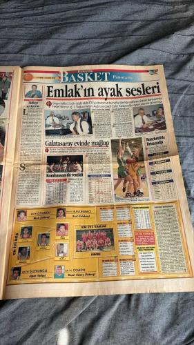 FANATİK BASKET HAFTALIK BASKETBOL GAZETESİ TURKISH NEWSPAPER - DOĞUM GÜNÜ HEDİYESİ  - TAM TAKIM EKSİKSİZ GAZETE -27 EKİM- 2 KASIM  1998 SAYI :100 - YÜZÜNCÜ SAYI - SOZ SİZİN - EN İYİ BEŞ - EMLAK'IN AYAK SESLERİ VE HEDEF BİRİNCİ LİG - GALATASARAY EVİNDE MAĞLUP - GELECEK HAFTANIN MAÇ PROGRAMI - SONU İYİ BİTSİN - AVRUPA LİGİ'NDE İLK YARI KARŞILAŞMALARI TAMAMLANIRKEN ÜÇ TAKIMIMIZ DA ÇİZDİĞİ BAŞARILI GRAFİKLE TÜM BASKETBOL OTORİTELERİNE PARMAK ISIRTTI - YUNAN KRALI PANATHINAIKOS - OYUNCU SENDİKASI ÖFKE KUSTU - AVRUPALI SARI KANARYA LİGDE GALİP GELEMİYOR - İBO ATTI FENER COŞTU - OLAYLI MAÇIN GALİBİ EFES PİLSEN - EFES PİLSEN AVRUPA LİGİ'NDE ADIM ADIM HEDEFE YÜRÜYEN LACİVERT-BEYAZLILAR BU HAFTA DA CIBONA'YI DİZE GETİRDİ - DINE RADJA - MURAT - ÇETİN - SEMİH YÖN - HİDAYET - MUHARREM BAŞAK - AKIN ÇOBAN - BURAK SÜMER - ALAATTİN ÜNALMIŞ - FEHMİ AYDIN - ZAFER KALAYCIOĞLU - MRSIS - KOUL - ALPER - REŞAT GÜNEY - AHMET FOLGER - AYHAN ŞAHENK - İBRAHİM - FERHAN BARAS - ALİ ÖZSOY - ARVYDAS SABONIS -