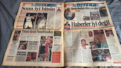 FANATİK BASKET HAFTALIK BASKETBOL GAZETESİ TURKISH NEWSPAPER - DOĞUM GÜNÜ HEDİYESİ  - TAM TAKIM EKSİKSİZ GAZETE -27 EKİM- 2 KASIM  1998 SAYI :100 - YÜZÜNCÜ SAYI - SOZ SİZİN - EN İYİ BEŞ - EMLAK'IN AYAK SESLERİ VE HEDEF BİRİNCİ LİG - GALATASARAY EVİNDE MAĞLUP - GELECEK HAFTANIN MAÇ PROGRAMI - SONU İYİ BİTSİN - AVRUPA LİGİ'NDE İLK YARI KARŞILAŞMALARI TAMAMLANIRKEN ÜÇ TAKIMIMIZ DA ÇİZDİĞİ BAŞARILI GRAFİKLE TÜM BASKETBOL OTORİTELERİNE PARMAK ISIRTTI - YUNAN KRALI PANATHINAIKOS - OYUNCU SENDİKASI ÖFKE KUSTU - AVRUPALI SARI KANARYA LİGDE GALİP GELEMİYOR - İBO ATTI FENER COŞTU - OLAYLI MAÇIN GALİBİ EFES PİLSEN - EFES PİLSEN AVRUPA LİGİ'NDE ADIM ADIM HEDEFE YÜRÜYEN LACİVERT-BEYAZLILAR BU HAFTA DA CIBONA'YI DİZE GETİRDİ - DINE RADJA - MURAT - ÇETİN - SEMİH YÖN - HİDAYET - MUHARREM BAŞAK - AKIN ÇOBAN - BURAK SÜMER - ALAATTİN ÜNALMIŞ - FEHMİ AYDIN - ZAFER KALAYCIOĞLU - MRSIS - KOUL - ALPER - REŞAT GÜNEY - AHMET FOLGER - AYHAN ŞAHENK - İBRAHİM - FERHAN BARAS - ALİ ÖZSOY - ARVYDAS SABONIS -