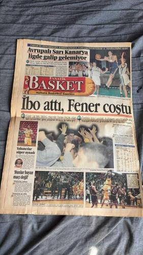 FANATİK BASKET HAFTALIK BASKETBOL GAZETESİ TURKISH NEWSPAPER - DOĞUM GÜNÜ HEDİYESİ  - TAM TAKIM EKSİKSİZ GAZETE -27 EKİM- 2 KASIM  1998 SAYI :100 - YÜZÜNCÜ SAYI - SOZ SİZİN - EN İYİ BEŞ - EMLAK'IN AYAK SESLERİ VE HEDEF BİRİNCİ LİG - GALATASARAY EVİNDE MAĞLUP - GELECEK HAFTANIN MAÇ PROGRAMI - SONU İYİ BİTSİN - AVRUPA LİGİ'NDE İLK YARI KARŞILAŞMALARI TAMAMLANIRKEN ÜÇ TAKIMIMIZ DA ÇİZDİĞİ BAŞARILI GRAFİKLE TÜM BASKETBOL OTORİTELERİNE PARMAK ISIRTTI - YUNAN KRALI PANATHINAIKOS - OYUNCU SENDİKASI ÖFKE KUSTU - AVRUPALI SARI KANARYA LİGDE GALİP GELEMİYOR - İBO ATTI FENER COŞTU - OLAYLI MAÇIN GALİBİ EFES PİLSEN - EFES PİLSEN AVRUPA LİGİ'NDE ADIM ADIM HEDEFE YÜRÜYEN LACİVERT-BEYAZLILAR BU HAFTA DA CIBONA'YI DİZE GETİRDİ - DINE RADJA - MURAT - ÇETİN - SEMİH YÖN - HİDAYET - MUHARREM BAŞAK - AKIN ÇOBAN - BURAK SÜMER - ALAATTİN ÜNALMIŞ - FEHMİ AYDIN - ZAFER KALAYCIOĞLU - MRSIS - KOUL - ALPER - REŞAT GÜNEY - AHMET FOLGER - AYHAN ŞAHENK - İBRAHİM - FERHAN BARAS - ALİ ÖZSOY - ARVYDAS SABONIS -