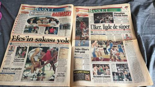 FANATİK BASKET HAFTALIK BASKETBOL GAZETESİ TURKISH NEWSPAPER - DOĞUM GÜNÜ HEDİYESİ  - TAM TAKIM EKSİKSİZ GAZETE - 10 - 16 KASIM  1998 SAYI :102 -MÜTHİŞ MAÇ ÜLKER'İN - NEFESLERİ KESTİLER - EFES'İN ŞAKASI YOK - KOLEJ'İ 2. YARI GEÇTİLER - ÜLKER, LİGDE DE SÜPER - ZADAR, ÜLKER'E HAFİF GELDİ - FENER'E YAZIK OLDU - KANARYA LİGDE NİHAYET GALİP - DAÇKA, PINAR'DA BOĞULDU - DAÇKA'YA 41 KERE MAŞALLAH - TOFAŞ'IN İNTİKAMI - CİM BOM'UN FATURASI AĞIR - BEŞİKTAŞ HAKEM KURBANI - ŞANSSIZ TÜRK TELEKOM - KARTAL'IN İZMİR SEFASI - GALATASARAY GÜLE OYNAYA - OLYMPİAKOS ŞAHLANDI - TEAMSYSTEM ZİRVEYE ÇIKTI - NBA KÖRDÜĞÜM - MEKSİKA'DA İSYAN VAR   MAHMOUD ABDUL-RAUF - OKUNSKYY - WHEAT - NAUMOSKI - RANKIN - MEHMET OKUR - ÇETİN YILMAZ - HARUN ERDENAY - JASMIN REPESA - ZORAN SAVIC - RASHARD GRIFFITH - DROBNJAK - ÖMER KAHYAOĞLU - İBRAHİM KUTLUAY - ERGİN ATAMAN - MICHAEL ANSLEY - ROGERS - KOUL - İNANÇ KOÇ - HÜSEYİN KOZLUCA - HALİL ÜNER - ALP CAN - MURAT DİDİN - GARY PAYTON - BYRON SCOTT - RICK ADELMAN