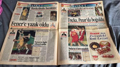 FANATİK BASKET HAFTALIK BASKETBOL GAZETESİ TURKISH NEWSPAPER - DOĞUM GÜNÜ HEDİYESİ  - TAM TAKIM EKSİKSİZ GAZETE - 10 - 16 KASIM  1998 SAYI :102 -MÜTHİŞ MAÇ ÜLKER'İN - NEFESLERİ KESTİLER - EFES'İN ŞAKASI YOK - KOLEJ'İ 2. YARI GEÇTİLER - ÜLKER, LİGDE DE SÜPER - ZADAR, ÜLKER'E HAFİF GELDİ - FENER'E YAZIK OLDU - KANARYA LİGDE NİHAYET GALİP - DAÇKA, PINAR'DA BOĞULDU - DAÇKA'YA 41 KERE MAŞALLAH - TOFAŞ'IN İNTİKAMI - CİM BOM'UN FATURASI AĞIR - BEŞİKTAŞ HAKEM KURBANI - ŞANSSIZ TÜRK TELEKOM - KARTAL'IN İZMİR SEFASI - GALATASARAY GÜLE OYNAYA - OLYMPİAKOS ŞAHLANDI - TEAMSYSTEM ZİRVEYE ÇIKTI - NBA KÖRDÜĞÜM - MEKSİKA'DA İSYAN VAR   MAHMOUD ABDUL-RAUF - OKUNSKYY - WHEAT - NAUMOSKI - RANKIN - MEHMET OKUR - ÇETİN YILMAZ - HARUN ERDENAY - JASMIN REPESA - ZORAN SAVIC - RASHARD GRIFFITH - DROBNJAK - ÖMER KAHYAOĞLU - İBRAHİM KUTLUAY - ERGİN ATAMAN - MICHAEL ANSLEY - ROGERS - KOUL - İNANÇ KOÇ - HÜSEYİN KOZLUCA - HALİL ÜNER - ALP CAN - MURAT DİDİN - GARY PAYTON - BYRON SCOTT - RICK ADELMAN