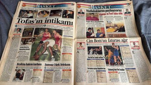 FANATİK BASKET HAFTALIK BASKETBOL GAZETESİ TURKISH NEWSPAPER - DOĞUM GÜNÜ HEDİYESİ  - TAM TAKIM EKSİKSİZ GAZETE - 10 - 16 KASIM  1998 SAYI :102 -MÜTHİŞ MAÇ ÜLKER'İN - NEFESLERİ KESTİLER - EFES'İN ŞAKASI YOK - KOLEJ'İ 2. YARI GEÇTİLER - ÜLKER, LİGDE DE SÜPER - ZADAR, ÜLKER'E HAFİF GELDİ - FENER'E YAZIK OLDU - KANARYA LİGDE NİHAYET GALİP - DAÇKA, PINAR'DA BOĞULDU - DAÇKA'YA 41 KERE MAŞALLAH - TOFAŞ'IN İNTİKAMI - CİM BOM'UN FATURASI AĞIR - BEŞİKTAŞ HAKEM KURBANI - ŞANSSIZ TÜRK TELEKOM - KARTAL'IN İZMİR SEFASI - GALATASARAY GÜLE OYNAYA - OLYMPİAKOS ŞAHLANDI - TEAMSYSTEM ZİRVEYE ÇIKTI - NBA KÖRDÜĞÜM - MEKSİKA'DA İSYAN VAR   MAHMOUD ABDUL-RAUF - OKUNSKYY - WHEAT - NAUMOSKI - RANKIN - MEHMET OKUR - ÇETİN YILMAZ - HARUN ERDENAY - JASMIN REPESA - ZORAN SAVIC - RASHARD GRIFFITH - DROBNJAK - ÖMER KAHYAOĞLU - İBRAHİM KUTLUAY - ERGİN ATAMAN - MICHAEL ANSLEY - ROGERS - KOUL - İNANÇ KOÇ - HÜSEYİN KOZLUCA - HALİL ÜNER - ALP CAN - MURAT DİDİN - GARY PAYTON - BYRON SCOTT - RICK ADELMAN