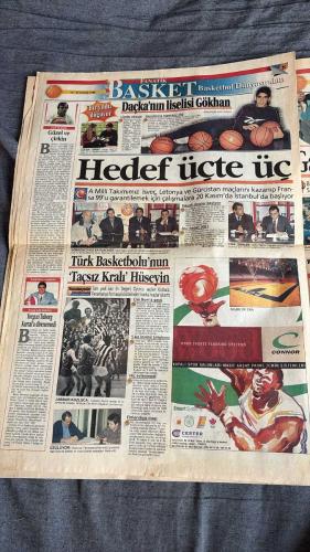 FANATİK BASKET HAFTALIK BASKETBOL GAZETESİ TURKISH NEWSPAPER - DOĞUM GÜNÜ HEDİYESİ  - TAM TAKIM EKSİKSİZ GAZETE - 10 - 16 KASIM  1998 SAYI :102 -MÜTHİŞ MAÇ ÜLKER'İN - NEFESLERİ KESTİLER - EFES'İN ŞAKASI YOK - KOLEJ'İ 2. YARI GEÇTİLER - ÜLKER, LİGDE DE SÜPER - ZADAR, ÜLKER'E HAFİF GELDİ - FENER'E YAZIK OLDU - KANARYA LİGDE NİHAYET GALİP - DAÇKA, PINAR'DA BOĞULDU - DAÇKA'YA 41 KERE MAŞALLAH - TOFAŞ'IN İNTİKAMI - CİM BOM'UN FATURASI AĞIR - BEŞİKTAŞ HAKEM KURBANI - ŞANSSIZ TÜRK TELEKOM - KARTAL'IN İZMİR SEFASI - GALATASARAY GÜLE OYNAYA - OLYMPİAKOS ŞAHLANDI - TEAMSYSTEM ZİRVEYE ÇIKTI - NBA KÖRDÜĞÜM - MEKSİKA'DA İSYAN VAR   MAHMOUD ABDUL-RAUF - OKUNSKYY - WHEAT - NAUMOSKI - RANKIN - MEHMET OKUR - ÇETİN YILMAZ - HARUN ERDENAY - JASMIN REPESA - ZORAN SAVIC - RASHARD GRIFFITH - DROBNJAK - ÖMER KAHYAOĞLU - İBRAHİM KUTLUAY - ERGİN ATAMAN - MICHAEL ANSLEY - ROGERS - KOUL - İNANÇ KOÇ - HÜSEYİN KOZLUCA - HALİL ÜNER - ALP CAN - MURAT DİDİN - GARY PAYTON - BYRON SCOTT - RICK ADELMAN