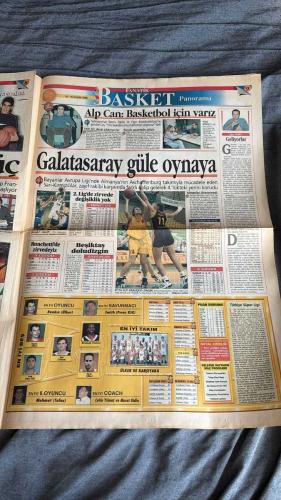 FANATİK BASKET HAFTALIK BASKETBOL GAZETESİ TURKISH NEWSPAPER - DOĞUM GÜNÜ HEDİYESİ  - TAM TAKIM EKSİKSİZ GAZETE - 10 - 16 KASIM  1998 SAYI :102 -MÜTHİŞ MAÇ ÜLKER'İN - NEFESLERİ KESTİLER - EFES'İN ŞAKASI YOK - KOLEJ'İ 2. YARI GEÇTİLER - ÜLKER, LİGDE DE SÜPER - ZADAR, ÜLKER'E HAFİF GELDİ - FENER'E YAZIK OLDU - KANARYA LİGDE NİHAYET GALİP - DAÇKA, PINAR'DA BOĞULDU - DAÇKA'YA 41 KERE MAŞALLAH - TOFAŞ'IN İNTİKAMI - CİM BOM'UN FATURASI AĞIR - BEŞİKTAŞ HAKEM KURBANI - ŞANSSIZ TÜRK TELEKOM - KARTAL'IN İZMİR SEFASI - GALATASARAY GÜLE OYNAYA - OLYMPİAKOS ŞAHLANDI - TEAMSYSTEM ZİRVEYE ÇIKTI - NBA KÖRDÜĞÜM - MEKSİKA'DA İSYAN VAR   MAHMOUD ABDUL-RAUF - OKUNSKYY - WHEAT - NAUMOSKI - RANKIN - MEHMET OKUR - ÇETİN YILMAZ - HARUN ERDENAY - JASMIN REPESA - ZORAN SAVIC - RASHARD GRIFFITH - DROBNJAK - ÖMER KAHYAOĞLU - İBRAHİM KUTLUAY - ERGİN ATAMAN - MICHAEL ANSLEY - ROGERS - KOUL - İNANÇ KOÇ - HÜSEYİN KOZLUCA - HALİL ÜNER - ALP CAN - MURAT DİDİN - GARY PAYTON - BYRON SCOTT - RICK ADELMAN