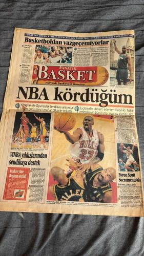 FANATİK BASKET HAFTALIK BASKETBOL GAZETESİ TURKISH NEWSPAPER - DOĞUM GÜNÜ HEDİYESİ  - TAM TAKIM EKSİKSİZ GAZETE - 10 - 16 KASIM  1998 SAYI :102 -MÜTHİŞ MAÇ ÜLKER'İN - NEFESLERİ KESTİLER - EFES'İN ŞAKASI YOK - KOLEJ'İ 2. YARI GEÇTİLER - ÜLKER, LİGDE DE SÜPER - ZADAR, ÜLKER'E HAFİF GELDİ - FENER'E YAZIK OLDU - KANARYA LİGDE NİHAYET GALİP - DAÇKA, PINAR'DA BOĞULDU - DAÇKA'YA 41 KERE MAŞALLAH - TOFAŞ'IN İNTİKAMI - CİM BOM'UN FATURASI AĞIR - BEŞİKTAŞ HAKEM KURBANI - ŞANSSIZ TÜRK TELEKOM - KARTAL'IN İZMİR SEFASI - GALATASARAY GÜLE OYNAYA - OLYMPİAKOS ŞAHLANDI - TEAMSYSTEM ZİRVEYE ÇIKTI - NBA KÖRDÜĞÜM - MEKSİKA'DA İSYAN VAR   MAHMOUD ABDUL-RAUF - OKUNSKYY - WHEAT - NAUMOSKI - RANKIN - MEHMET OKUR - ÇETİN YILMAZ - HARUN ERDENAY - JASMIN REPESA - ZORAN SAVIC - RASHARD GRIFFITH - DROBNJAK - ÖMER KAHYAOĞLU - İBRAHİM KUTLUAY - ERGİN ATAMAN - MICHAEL ANSLEY - ROGERS - KOUL - İNANÇ KOÇ - HÜSEYİN KOZLUCA - HALİL ÜNER - ALP CAN - MURAT DİDİN - GARY PAYTON - BYRON SCOTT - RICK ADELMAN