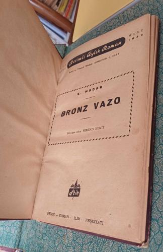 BRONZ VAZO ; Resimli Aylık Roman ( Mart 1944 ) Yıl: 1 Sayı: 3