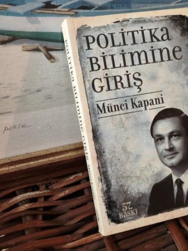 Politika Bilimine Giriş : Politika Devlet, Sosyal Tabaka ve İktidar, Kamuoyu, Siyasal partiler VD..