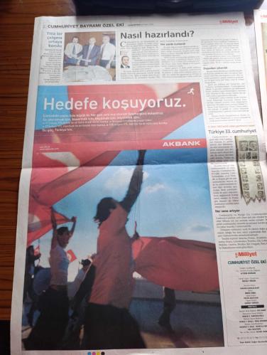 Milliyet Cumhuriyet'in İlk Günü Özel Gazetesi - Turkish Newspaper - 29 Ekim 2005 - Atatürk mecliste nutkunu okurken  Fotoğrafı - 31 Ekim 1923 tarihli batan gazetesinin haberi Fotoğrafı - eski gazeteleri yayına hazırlamak için nasıl bir çalışma yapıldı - Beyazıt Devlet kütüphanesi müdürü Şerafettin Koca'dan gerekli izin alınarak 3 aylık ciltler halinde gazeteler depodan çıkartılarak fotoğraflandı - İsmet İnönü Cumhuriyeti ilan eden kanunu Atatürk söyledi ben yazdım - Cumhuriyeti nasıl ilan ettik - 50 yılda neler değişti - erkeklerin %70'i kadınların ise %50'si okur yazar oldu - kişi başı gelir 500 doları açtı - 1923 yılında okul sayısı 4998 iken 1973 yılında Bu sayı 41.894'e ulaştı - eski Türkçe gazete fotoğraf - eski Türkçe gazetelerde İsmet İnönü ve Atatürk'ün fotoğrafları - İkdam Gazetesi Rebi'ül-evvel 1342 gazetesinin tıpkıbasımı - beni Türkiye devletinin şekli hükumeti cumhuriyettir - Gazi Paşa'nın Nutku - Cumhuriyet 101 para topla şehrimizde ilan edildi - 29 Ekim 1923
