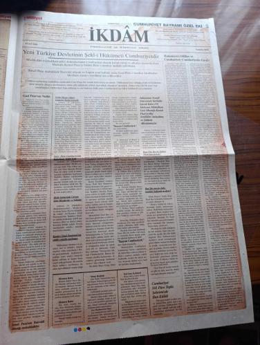 Milliyet Cumhuriyet'in İlk Günü Özel Gazetesi - Turkish Newspaper - 29 Ekim 2005 - Atatürk mecliste nutkunu okurken  Fotoğrafı - 31 Ekim 1923 tarihli batan gazetesinin haberi Fotoğrafı - eski gazeteleri yayına hazırlamak için nasıl bir çalışma yapıldı - Beyazıt Devlet kütüphanesi müdürü Şerafettin Koca'dan gerekli izin alınarak 3 aylık ciltler halinde gazeteler depodan çıkartılarak fotoğraflandı - İsmet İnönü Cumhuriyeti ilan eden kanunu Atatürk söyledi ben yazdım - Cumhuriyeti nasıl ilan ettik - 50 yılda neler değişti - erkeklerin %70'i kadınların ise %50'si okur yazar oldu - kişi başı gelir 500 doları açtı - 1923 yılında okul sayısı 4998 iken 1973 yılında Bu sayı 41.894'e ulaştı - eski Türkçe gazete fotoğraf - eski Türkçe gazetelerde İsmet İnönü ve Atatürk'ün fotoğrafları - İkdam Gazetesi Rebi'ül-evvel 1342 gazetesinin tıpkıbasımı - beni Türkiye devletinin şekli hükumeti cumhuriyettir - Gazi Paşa'nın Nutku - Cumhuriyet 101 para topla şehrimizde ilan edildi - 29 Ekim 1923